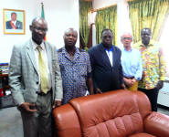 Réunion avec le Recteur, le Prof. C. N. Awanou (au centre)