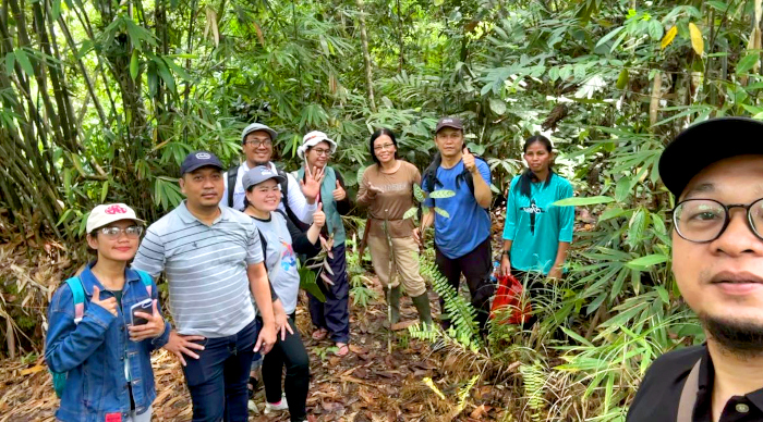 Searching for traditional medicinal plants, Entikong, West Kalimantan, Indonesia - Agus Fitriangga